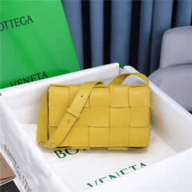  Bottega Veneta 보테가 베네타 카세트백 미듐 B8199 신상